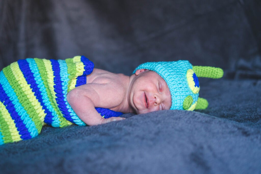 Photo de naissance bébé accouchement mignon Alivecom graphiste Douai lille arras